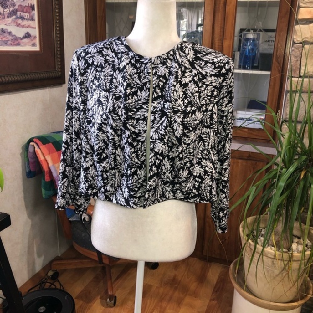 MSK WOMEN SIZE 16W BLACK WHITE & A LITTLE TAUPE SEQUINED CROPPED OPEN FRONT JACK